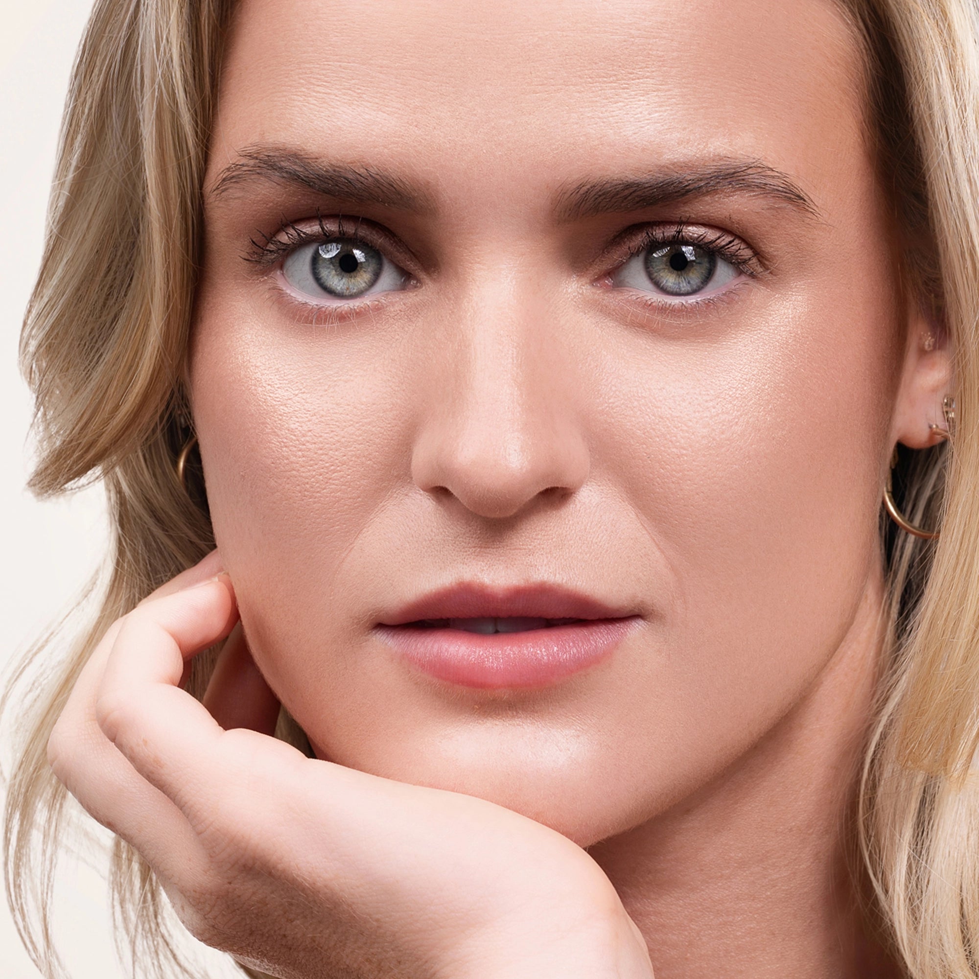 Model wearing Bouncy Mousse Multi-Use Pigment product shade Sunkissed.