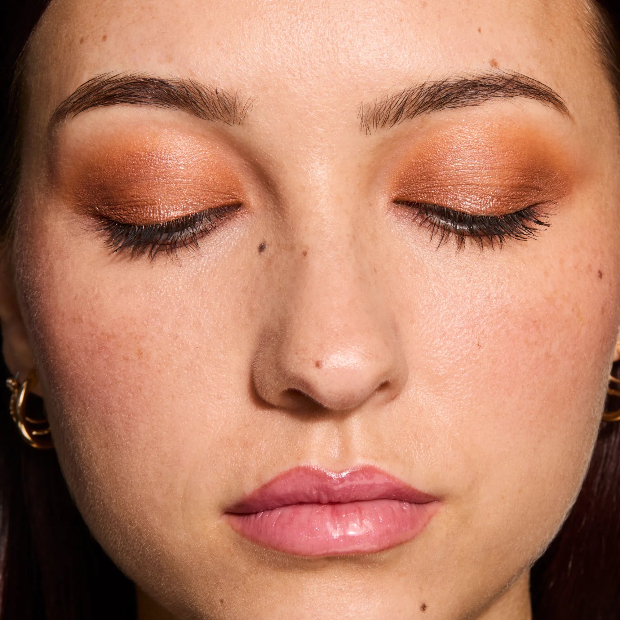 Model wearing ShadowSense product shade Goldstone Shimmer